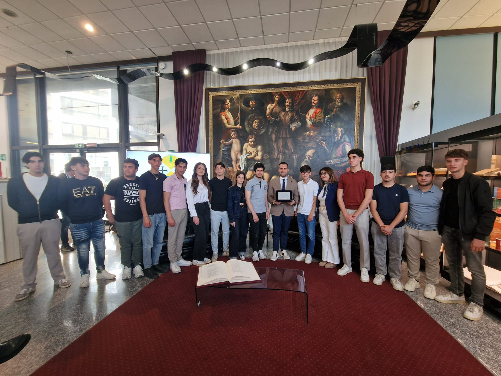 Palazzo Campanella, encomio alla 4ª D del Liceo Volta. Cirillo: “La solidarietà dei giovani diventi buona pratica”