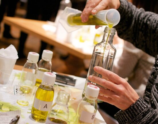 Alla ricerca dell’olio perfetto: combinare extravergini di varietà differenti per ottenere un olio eccellente con l’arte del blending