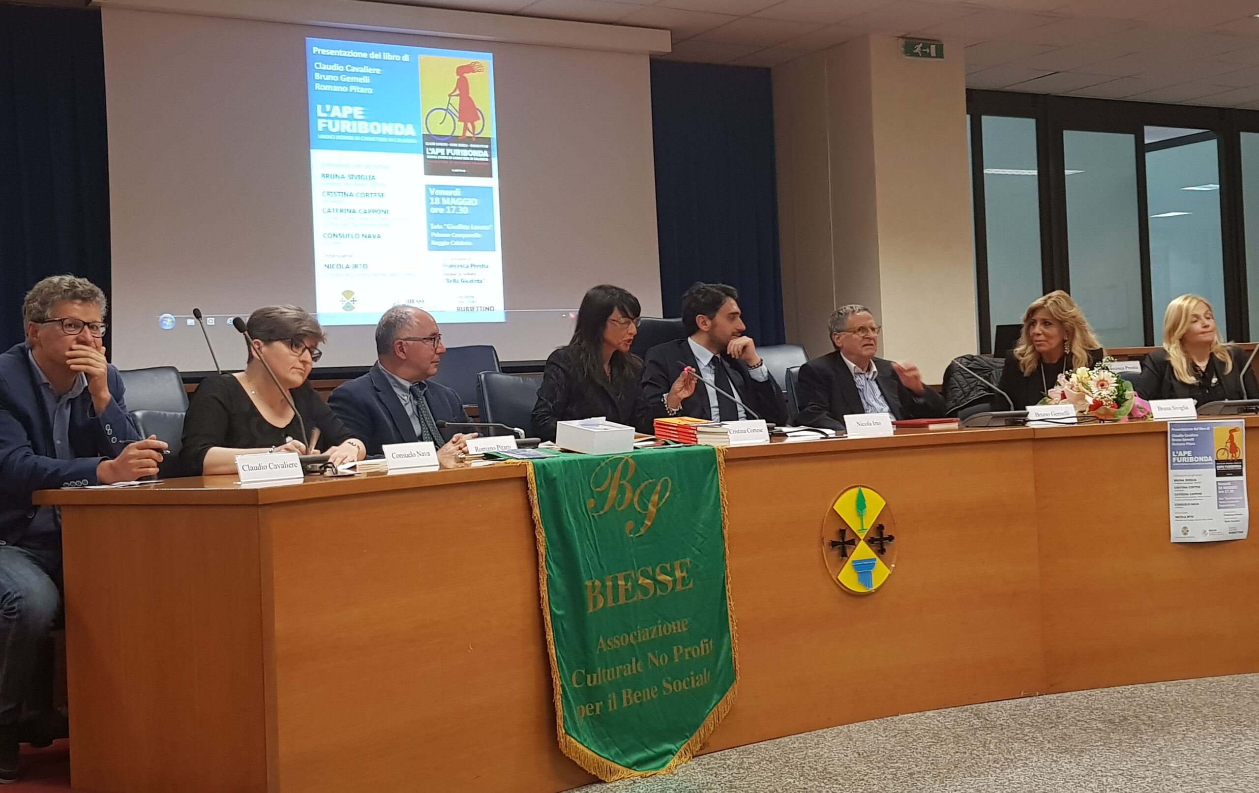 “L’Ape furibonda” nella sala Giuditta Levato. Iniziativa dell’Associazione “Biesse”. Irto: “Un volume per le scuole”