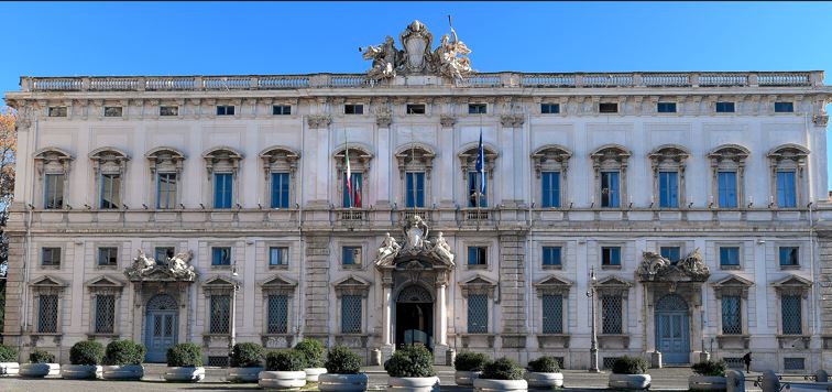 Sanità, assunzioni senza specializzazione: la Consulta dichiara inammissibile il ricorso contro la legge regionale calabrese