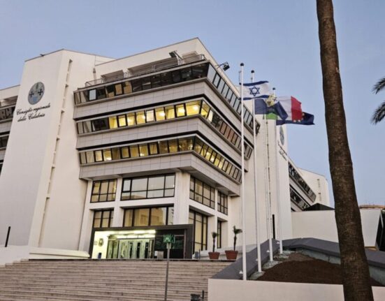 La bandiera di Israele a Palazzo Campanella Mancuso: ‘Fraterna solidarietà’