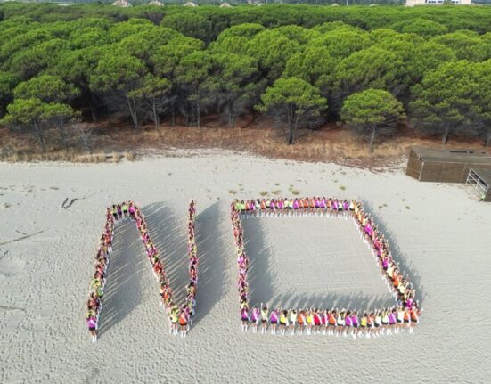 In Calabria il Flash mob delle aspiranti miss Italia contro la violenza sulle donne
