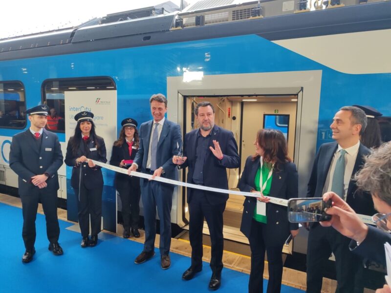 Reggio, inaugurazione treno ibrido Salvini: ‘Lotta alla ‘ndrangheta con strade, ponti e ferrovie’