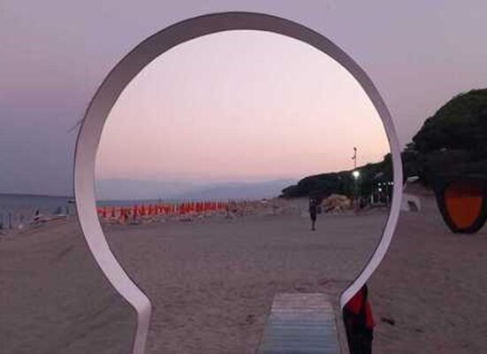 Simeri Crichi, in spiaggia il Parco delle installazioni d’arte