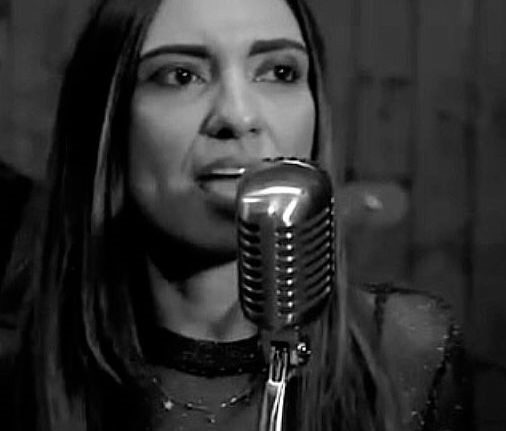 Grinta e sensualità: la voce senza confini di Corinne