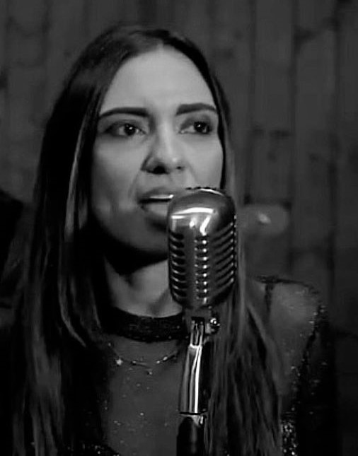 Grinta e sensualità: la voce senza confini di Corinne