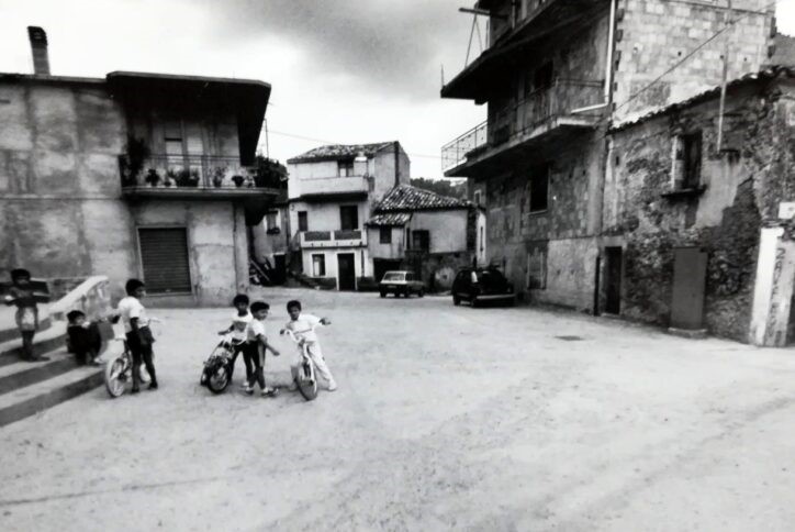 Scorcio di vita quotidiana in un borgo calabrese in una fotografia in bianco e nero dell’archivio di Carlo Paone
