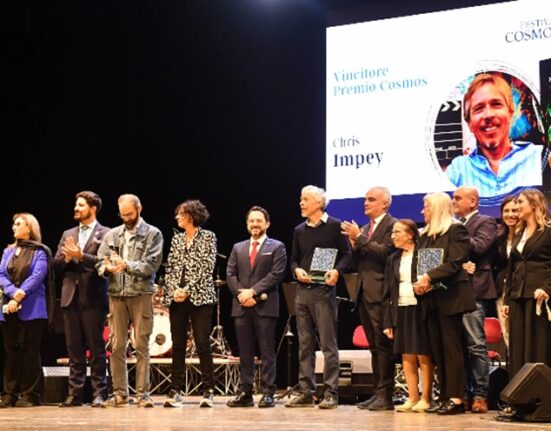 A Reggio Calabria il Festival Cosmos 2025: a Chris Impey il Premio del Comitato Scientifico