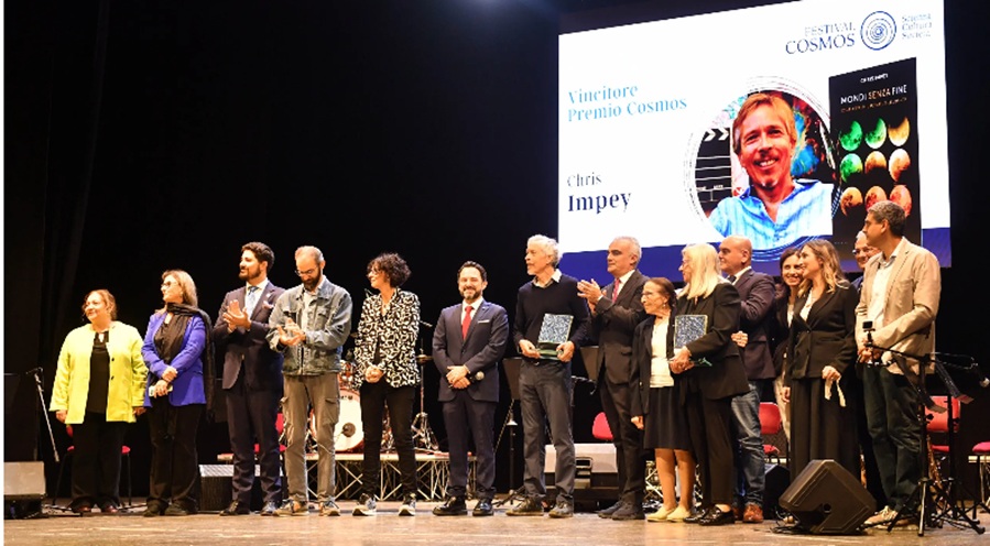 A Reggio Calabria il Festival Cosmos 2025: a Chris Impey il Premio del Comitato Scientifico